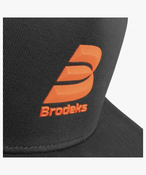 Бейсболка Brodeks KM131, цвет красный, чёрный