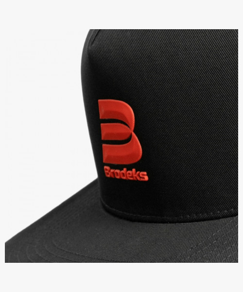 Бейсболка Brodeks KM131, цвет красный, чёрный